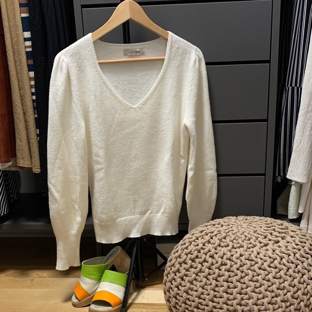 ASTRID - Cream V-Neck Sweater